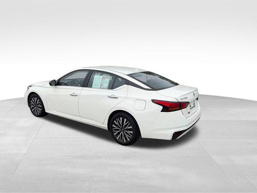 Glacier White 2025 Nissan Altima 2.5 SV