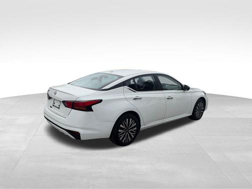 Glacier White 2025 Nissan Altima 2.5 SV