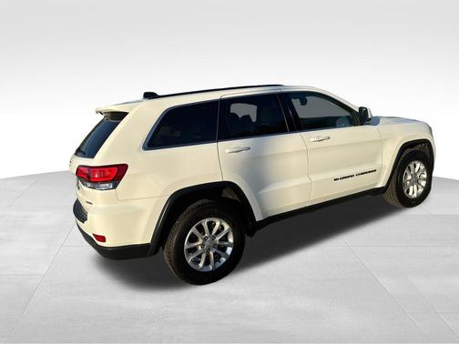 Bright White Clearcoat 2022 Jeep Grand Cherokee Laredo