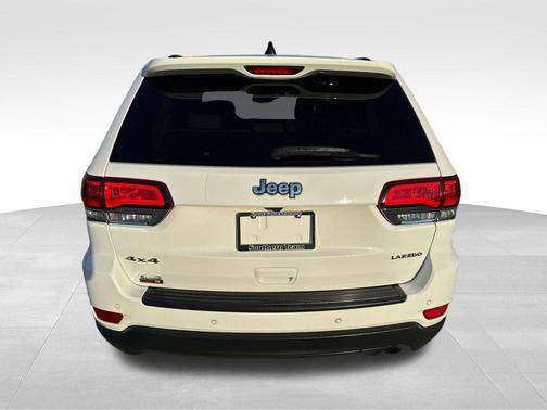 Bright White Clearcoat 2022 Jeep Grand Cherokee Laredo