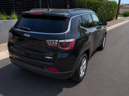 Diamond Black Crystal Pearlcoat 2018 Jeep Compass Latitude