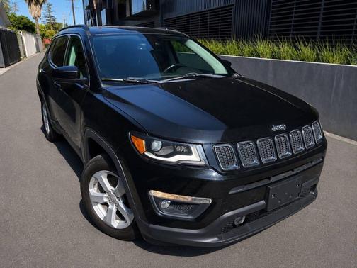 Diamond Black Crystal Pearlcoat 2018 Jeep Compass Latitude