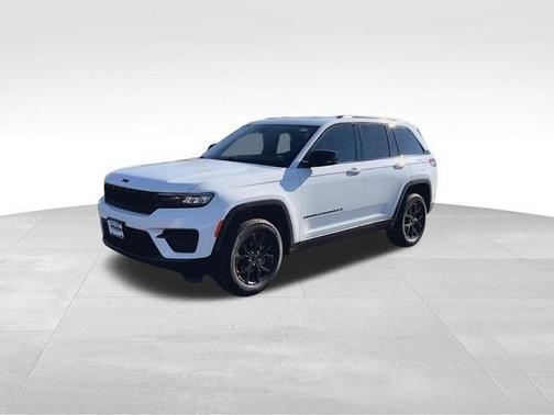Bright White Clearcoat 2025 Jeep Grand Cherokee Laredo