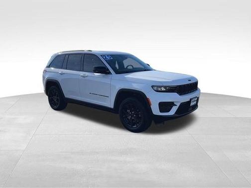 Bright White Clearcoat 2025 Jeep Grand Cherokee Laredo