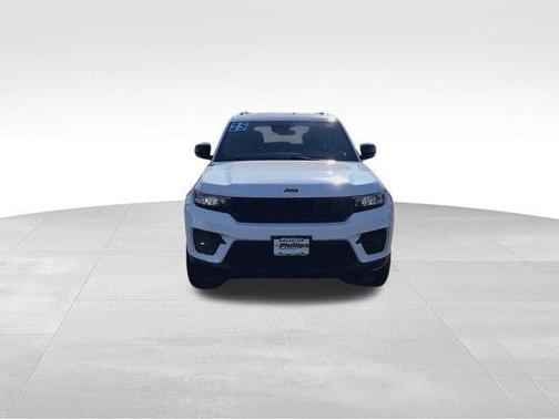 Bright White Clearcoat 2025 Jeep Grand Cherokee Laredo
