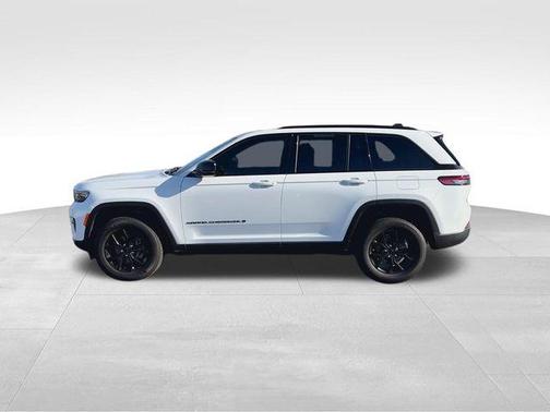 Bright White Clearcoat 2025 Jeep Grand Cherokee Laredo