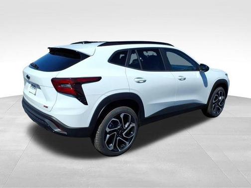 Summit White 2026 Chevrolet Trax 2RS