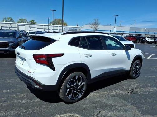 Summit White 2026 Chevrolet Trax 2RS