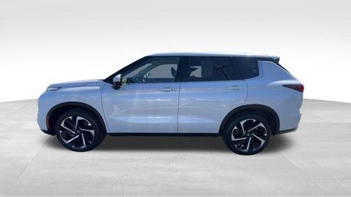 White Diamond 2024 Mitsubishi Outlander SE