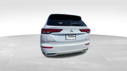 White Diamond 2024 Mitsubishi Outlander SE