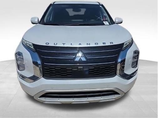 White Diamond 2024 Mitsubishi Outlander SE