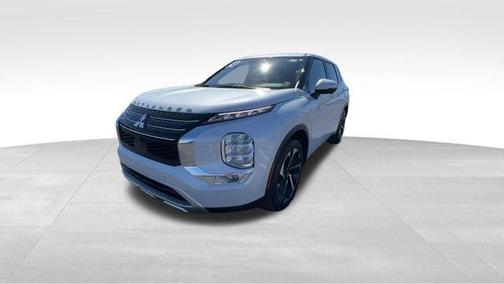 White Diamond 2024 Mitsubishi Outlander SE