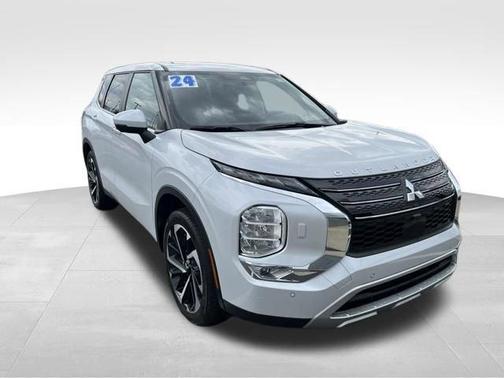 White Diamond 2024 Mitsubishi Outlander SE