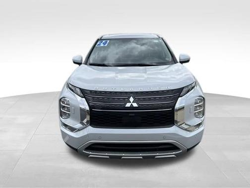 White Diamond 2024 Mitsubishi Outlander SE