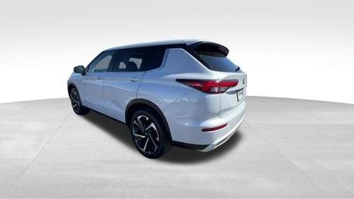White Diamond 2024 Mitsubishi Outlander SE