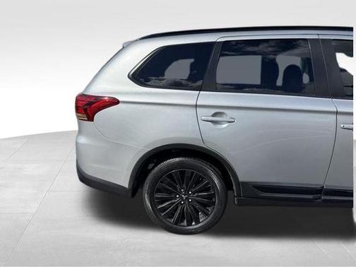 Alloy Silver Metallic 2020 Mitsubishi Outlander SE