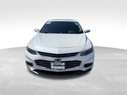 Iridescent Pearl Tricoat 2017 Chevrolet Malibu 1LT