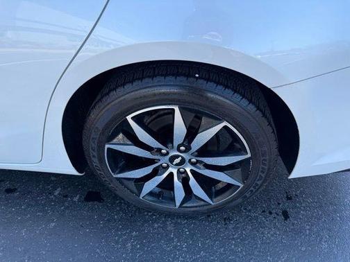 Iridescent Pearl Tricoat 2017 Chevrolet Malibu 1LT