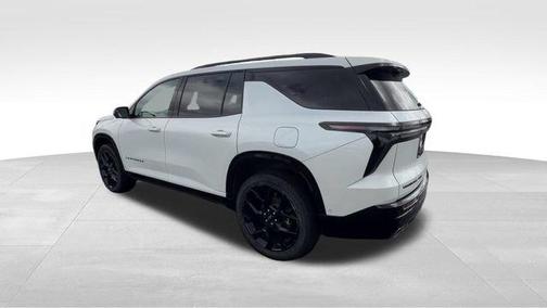 Iridescent Pearl Tricoat 2024 Chevrolet Traverse RS