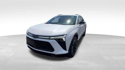 Iridescent Pearl Tricoat 2025 Chevrolet Blazer EV RS
