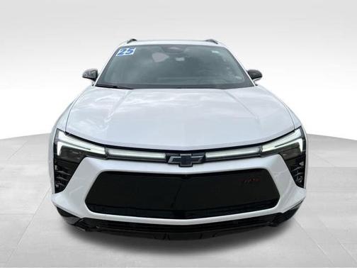 Iridescent Pearl Tricoat 2025 Chevrolet Blazer EV RS