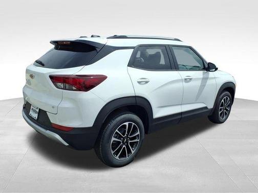 Summit White 2026 Chevrolet Trailblazer LT