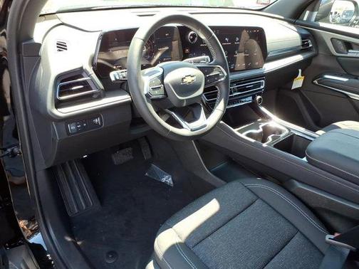 Mosaic Black Metallic 2026 Chevrolet Traverse LT