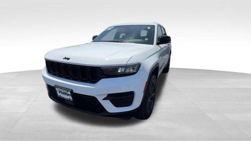 Bright White Clearcoat 2025 Jeep Grand Cherokee Laredo