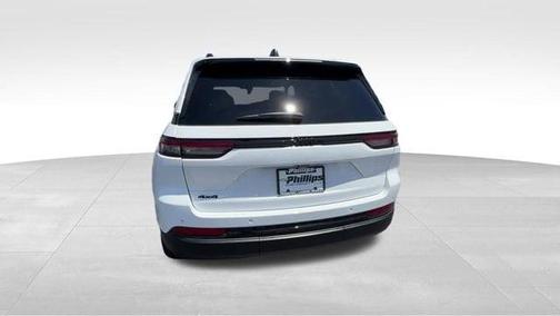 Bright White Clearcoat 2025 Jeep Grand Cherokee Laredo