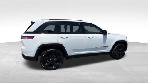 Bright White Clearcoat 2025 Jeep Grand Cherokee Laredo