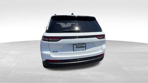 Bright White Clearcoat 2025 Jeep Grand Cherokee Laredo