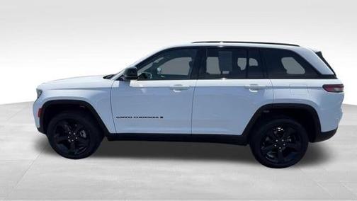 Bright White Clearcoat 2025 Jeep Grand Cherokee Laredo
