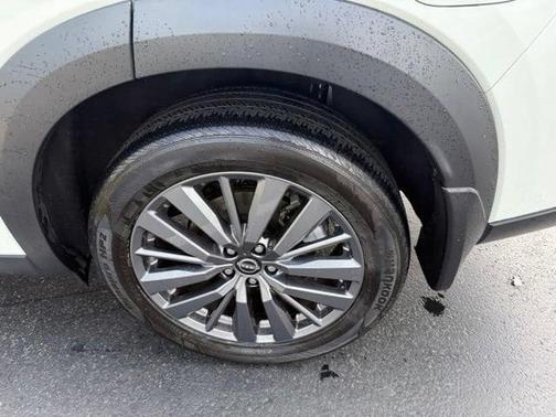 White 2023 Nissan Pathfinder SL