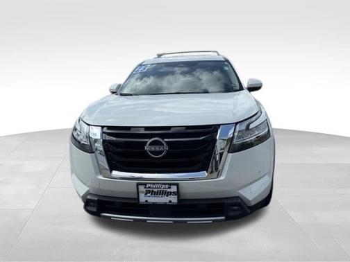 White 2023 Nissan Pathfinder SL