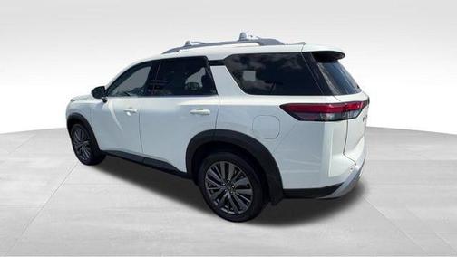 White 2023 Nissan Pathfinder SL