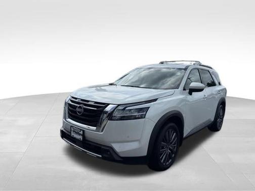 White 2023 Nissan Pathfinder SL