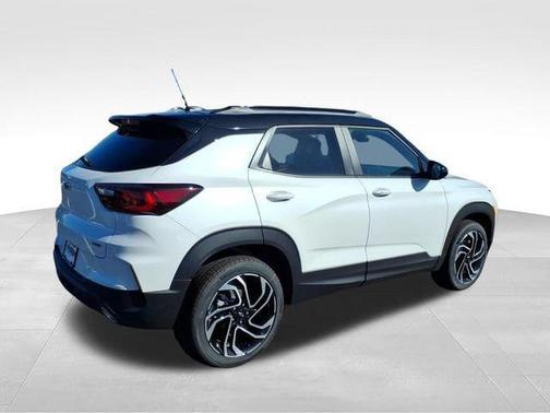 Iridescent Pearl Tricoat 2026 Chevrolet Trailblazer RS