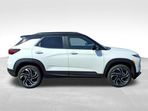 Iridescent Pearl Tricoat 2026 Chevrolet Trailblazer RS