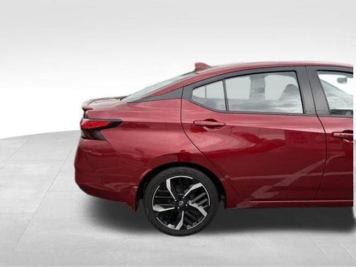 Scarlet Ember 2025 Nissan Versa 1.6 SR