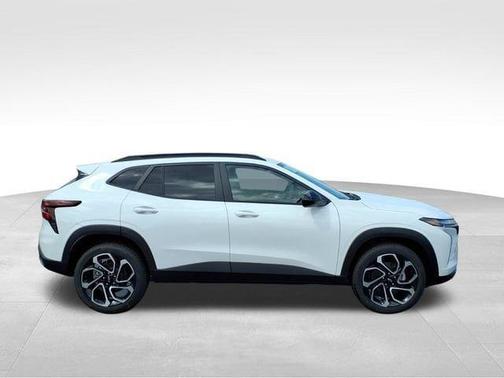 Summit White 2026 Chevrolet Trax 2RS