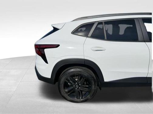 Summit White 2024 Chevrolet Trax ACTIV