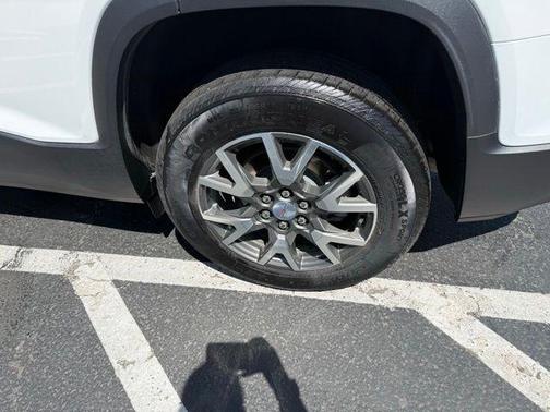 Summit White 2023 GMC Acadia SLE