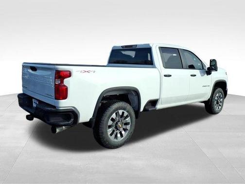 Summit White 2026 Chevrolet Silverado 2500 Custom