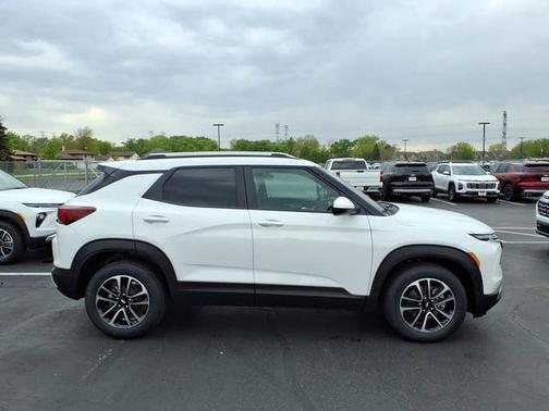 Summit White 2026 Chevrolet Trailblazer LT