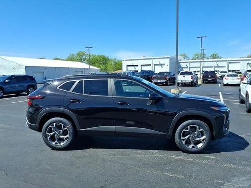 Mosaic Black Metallic 2026 Chevrolet Trax LT