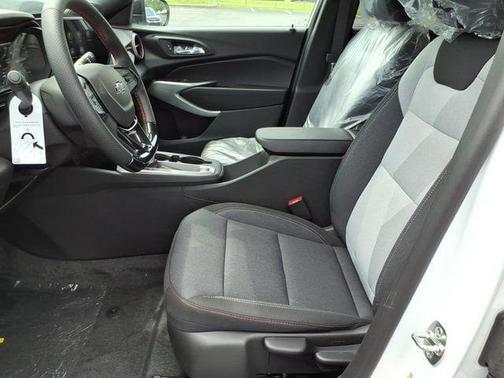 Summit White 2026 Chevrolet Trax 1RS