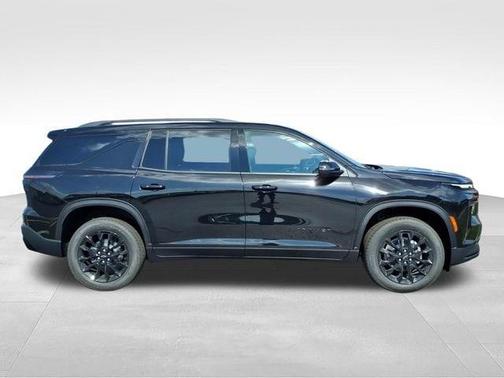 Mosaic Black Metallic 2026 Chevrolet Traverse LT