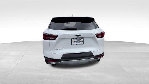 Iridescent Pearl Tricoat 2024 Chevrolet Blazer LT