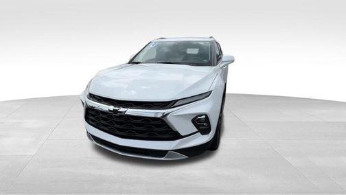 Iridescent Pearl Tricoat 2024 Chevrolet Blazer LT