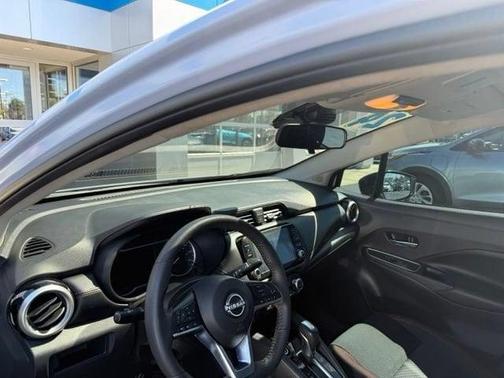 Gray Sky Pearl 2024 Nissan Versa 1.6 SR
